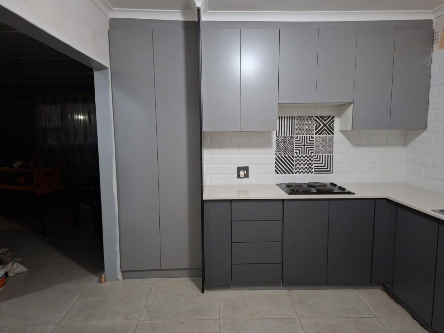 4 Bedroom Property for Sale in Louwville Western Cape